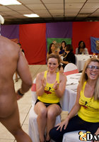 Стриптизер в маске на вечеринке лапает за жопу телочку 3 фотография