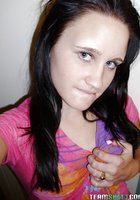 Девятнадцатилетняя молодка дома запечатлевает на камеру сиськи 10 фотография