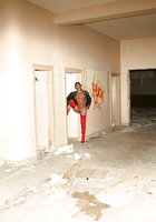 Зрелая рокерша развратно позирует в заброшенном здании 11 фотография