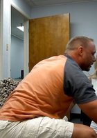 Сидя на диване качок получает минет от блондинки 2 фотография