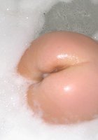 Очкастая мамка в апартаментах позирует в нижнем белье 18 фото