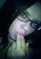 Милашка мастурбирует дырочки разными предметами перед камерой 7 фотография