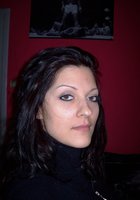 В своей комнате брюнетка хвастается писей 1 фотография