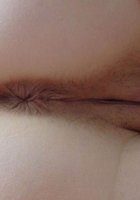 Потаскушка светит волосатой киской во время полового акта 15 фотография