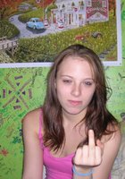 Кокетка в трусиках шалит у себя дома 7 фотография