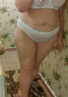 Толстая мамка ходит по дому в нижнем белье 19 фото