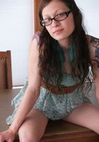 Барышня в сапожках дома показывает голую письку 13 фотография