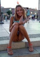 Подруги задрали короткие юбки и показали мокрые щелки 15 фотография Подруги задрали короткие юбки и показали мокрые щелки 15 фотография