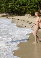 Голые девки красуются натуральными сиськами на нудистском пляже 8 фотография