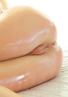 Модели красуются попками и другими прелестями ради откровенных кадров 5 фотография