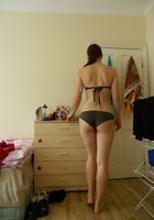 Красивая девушка позирует в нижнем белье у себя в комнате 12 фотография