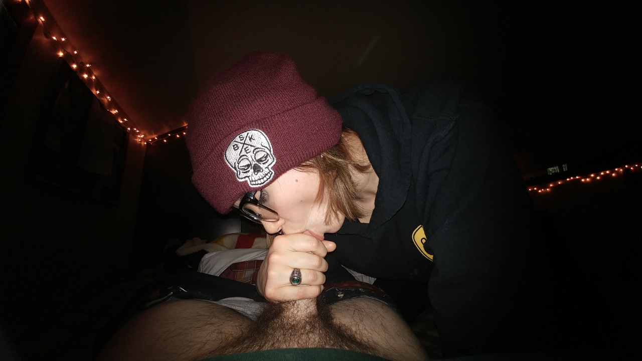 Молодая симпатяга с тату любит сосать пенис в квартире и насаживаться на него писей 4 фотография