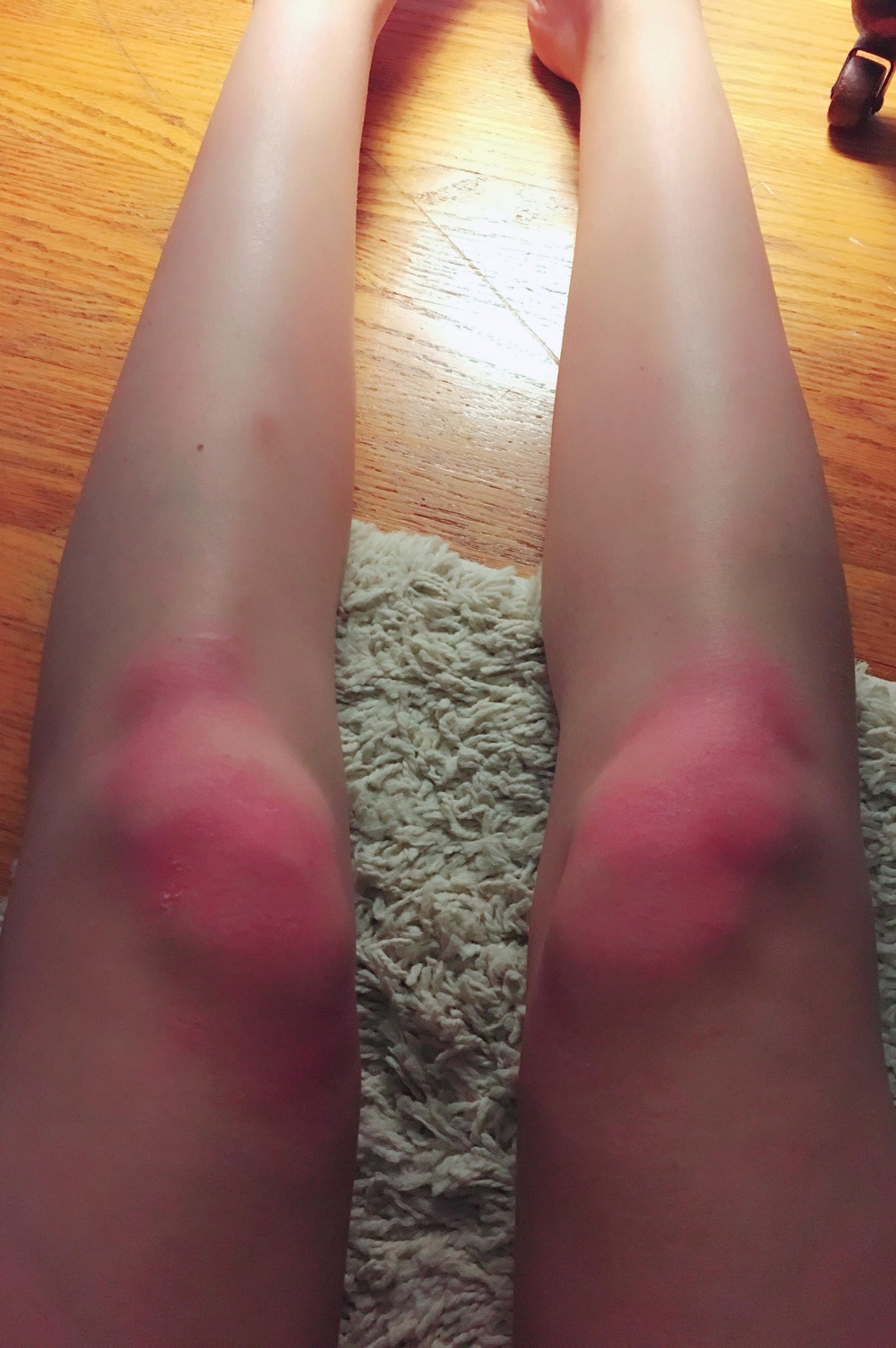 Телки запечатлевают ножки так, чтобы была видна и зона бикини 12 фотография