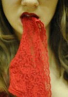 Стройная домохозяйка исполняет стриптиз на кухне 15 фото