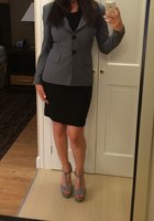 Спортивная секретарша с пирсингом в сосках светит попкой перед зеркалом 1 фото