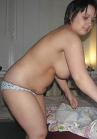 Брюнетистая пышка в частном доме хвастается большими сиськами 19 фотография