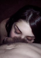 Стройная шатенка в чулках и трусах позирует в апартаментах 10 фотография