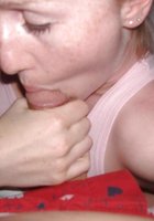 Конопатая красотка работает сразу с двумя членами лежа на спине 18 фотография