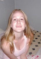 Конопатая красотка работает сразу с двумя членами лежа на спине 16 фотография