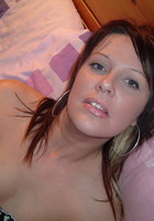 Дамочка на кровати трахается сразу с двумя мужиками 5 фотография