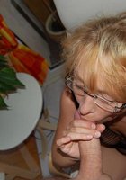 Зрелая соска в очках делает минет ради спермы 4 фотография