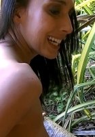 Брюнетка с побритой писькой на тропическом острове сношается с чуваком 3 фотография