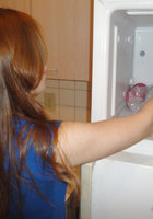 Парень снимает как рыжуха с завязанными глазами ему сосет 2 фотография