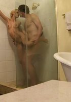 Парень трахает молодую цыпочку с блондинистыми волосами в душевой кабинке 3 фотография