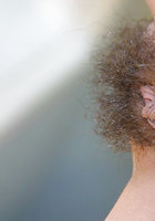 Стройная брюнетка у себя дома светит потрепанной киской 13 фотография