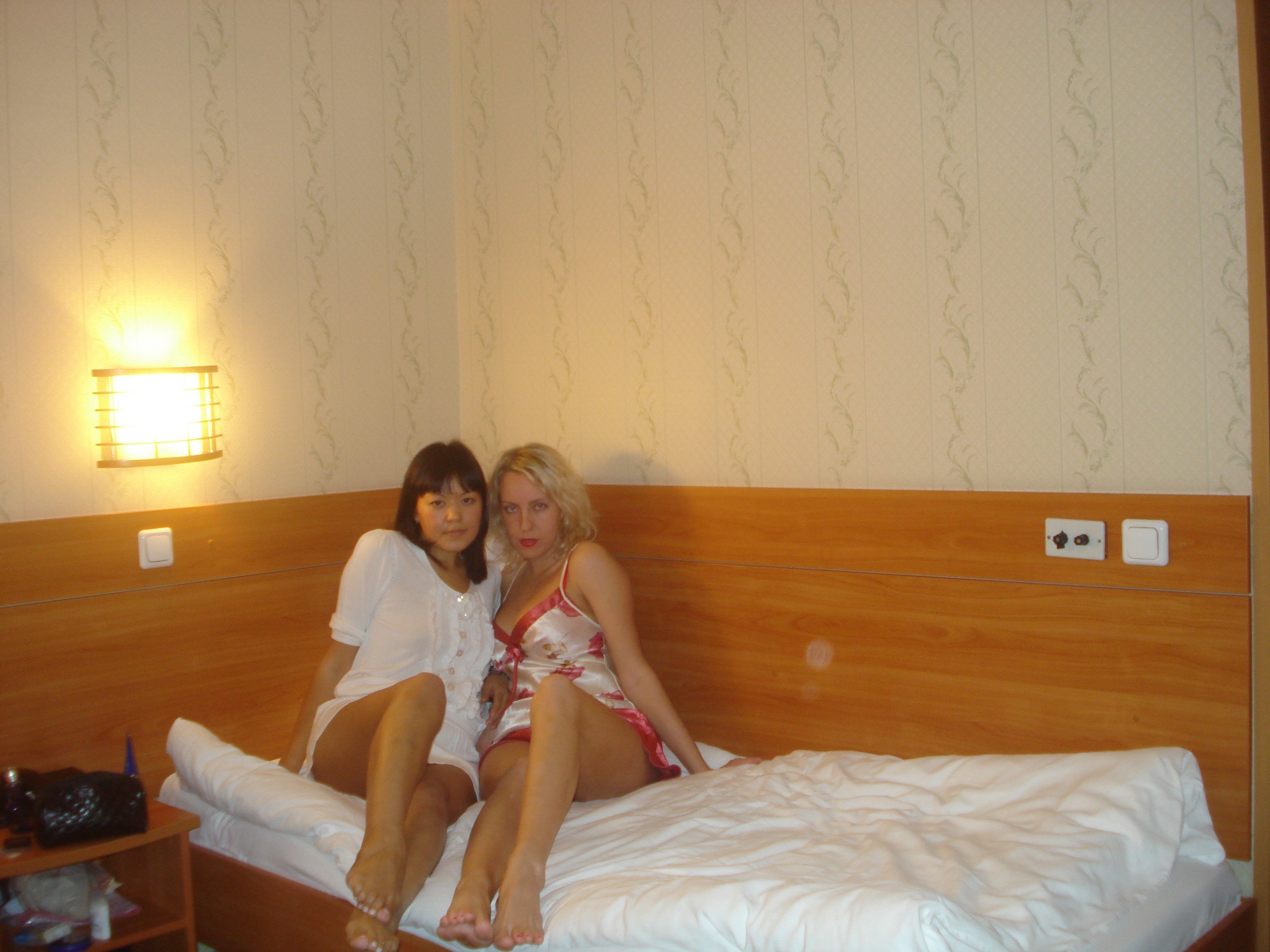 Азиатка отдыхает в сауне вместе с блондинистой подругой 6 фотография