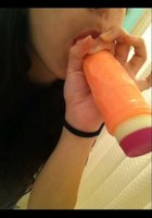 Молодуха с зелеными ногтями мастурбирует вагину перед объективом 4 фотография