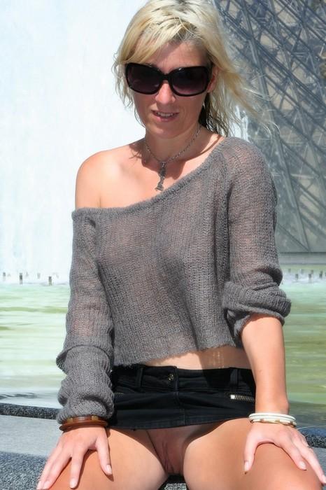 Стройная блондиночка не стыдиться оголять грудь и письку на улице 20 фотография