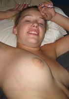 Особа с татуировкой на боку красуется обнаженным телом в своей квартире 15 фотография