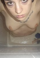 Милашка с тату на теле в своей комнате делает интим селфи 6 фотография