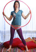 Девушка с тату разделась догола и начала крутить обруч 1 фото